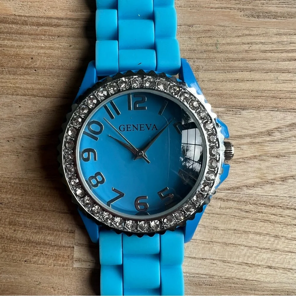 Geneva ladies blue dial silicone rhinestones sporty watch NEW BATTERY